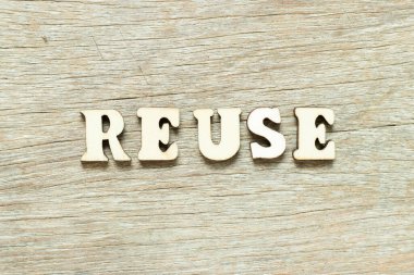 Tahta zemin üzerinde kelime tekrar kullanılan alfabe harfi