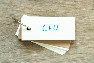 Tahta zemin üzerinde el yazısıyla CFO (Mali İşler Müdürü 'nün kısaltması) yazan flaş kart