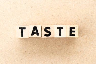 Tahta zemin üzerinde kelime tadı ile harf bloğu