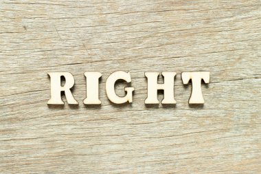 Ahşap arka planda kelime doğru alfabe harfi