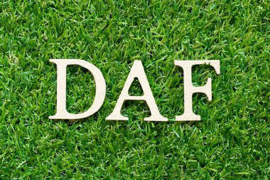 Yeşil çimen arka planında DAF (Sınırda Teslim Etmenin kısaltması) kelimesindeki alfabe harfi