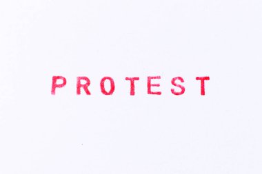 Kırmızı renkli mürekkep damgası beyaz kağıt arka planda kelime protestosu ile