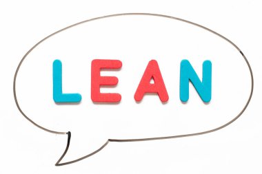 Beyaz tahta arka planında balon konuşması olarak siyah çizgili alfabe harfi