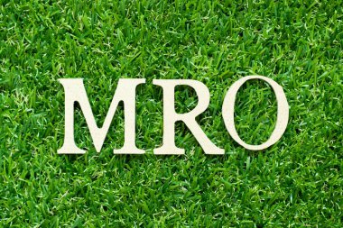 Kelime MRO ile alfabe harfi (Bakım, onarım ve onarım veya Bakım, Onarım ve Operasyonlar kısaltması) yeşil çimen arka planı üzerine