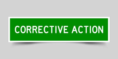 Gri arkaplanda yeşil renkli kelime düzeltme eylemi içeren kare etiket