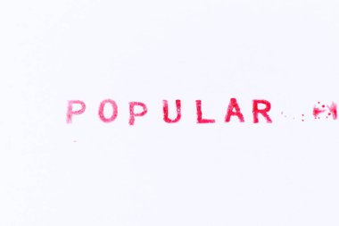 Kırmızı renkli kauçuk mühür beyaz kağıt arka planda popüler sözcükte