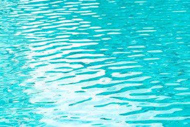 Mavi döşemeli yüzme havuzunda dalgalı su