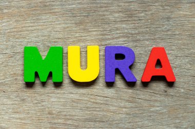 Ahşap arkaplanda Mura harfiyle renk alfabesi harfi