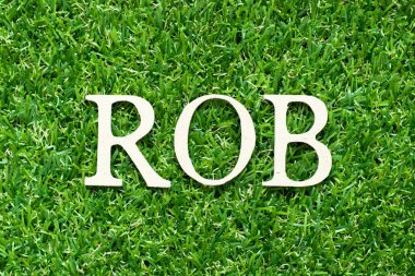 Yeşil çimen arkaplan üzerinde kelime ROB (iş ritminin kısaltması) alfabe harfi