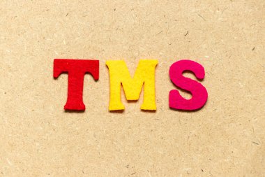 Kelime TMS ile renk bezi alfabesi harfi (ahşap arkaplan üzerinde ulaşım yönetim sisteminin kısaltması veya transkraniyal manyetik uyarı)