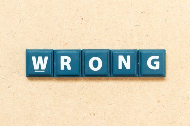 Tahta arka planda alfabe harfleri yanlış yazılmış.