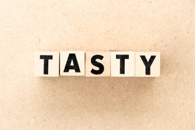 Tahta zemin üzerinde lezzetli harflerle harf bloğu