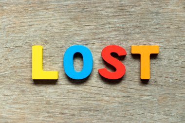 Ahşap arkaplanda kaybolan sözcükteki renk alfabesi harfi