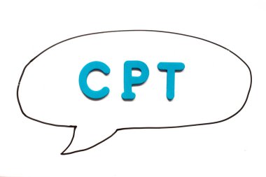 Beyaz tahta arka planında balon konuşması olarak siyah çizgili CPT (Carriage paid To kısaltması) harfli alfabe harfi