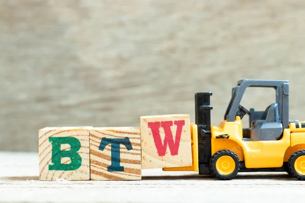 Spielzeuggabelstapler Halten Buchstabenblock Das Wort Btw Abkürzung Für Übrigens Auf — Stockfoto