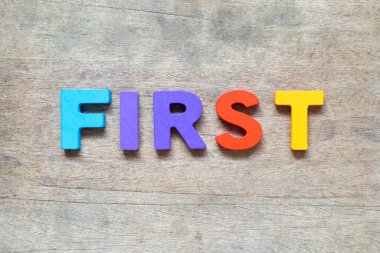 Ahşap zemin üzerinde kelime ile renk alfabesi harfi