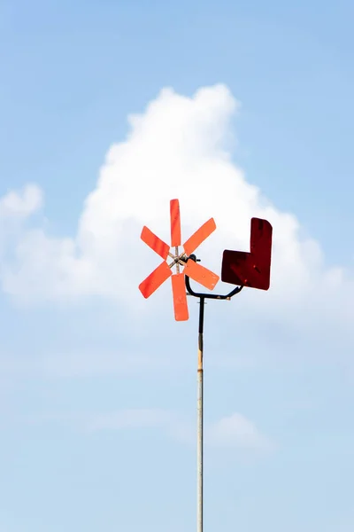 Molino Viento Color Rojo Sobre Fondo Cielo Azul — Foto de Stock