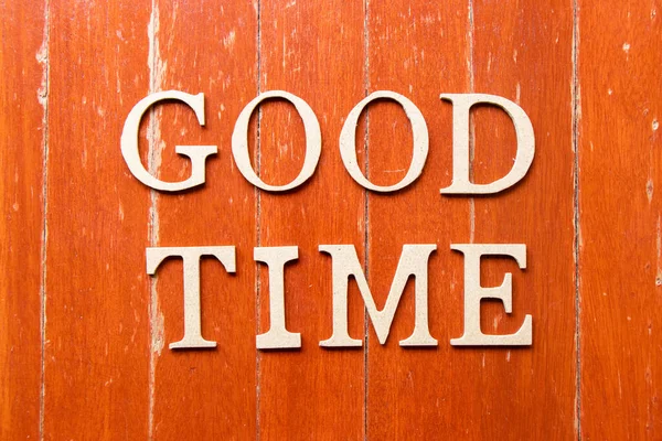 Kelimesi kelimesine alfabe harfi. Eski kırmızı tahta arka planda iyi zaman.