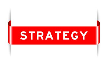 Beyaz arkaplanda kelime stratejisi olan kırmızı renk etiketli pankart