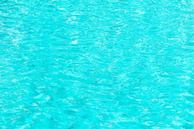 Mavi döşemeli yüzme havuzunda dalgalı su