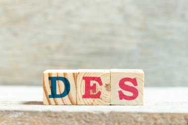 Tahta arka planda DES (Teslim Edilmiş Eski Gemi 'nin kısaltması) harfli alfabe bloğu