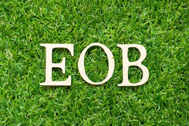 Yeşil çimen arka planında EOB (iş sonunun kısaltması) kelimesindeki alfabe harfi