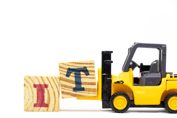 Spielzeuggabelstapler Halten Buchstabenblock Das Wort Abkürzung Für Informationstechnologie Auf Holzgrund — Stockfoto