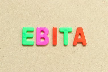 Tahta zemin üzerinde EBITA (faizden önce kazancın kısaltması, vergiler ve amortisman) sözcüğüyle renk alfabesi harfi