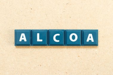 Kelime ALCOA ile döşeme alfabesi harfi (Ahşap arkaplan üzerinde Özniteliklerin kısaltılması, Yasal, Uyumlu, Orijinal ve Doğru)
