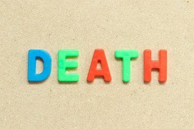 Tahta zemin üzerinde ölüm kelimesi olan renk alfabesi harfi