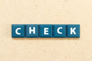 Ahşap arkaplan üzerinde kelime kontrolü ile harf döşeme