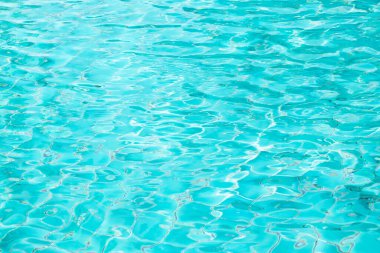 Mavi döşemeli yüzme havuzunda dalgalı su