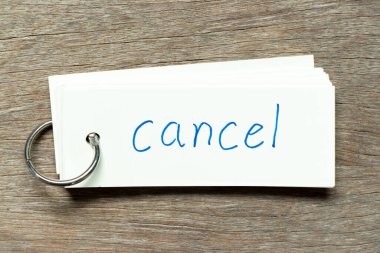 Tahta arka planda el yazısı içeren flaş kart iptal