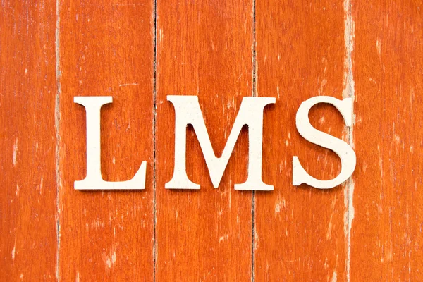 アルファベット文字Lms 学習管理システムの略 古い赤い色の木板の背景 — ストック写真