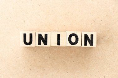 Tahta zemin üzerinde kelime birliği ile harf bloğu