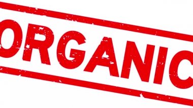 Grunge kırmızı organik kelime. Beyaz arkaplanda kauçuk damga.