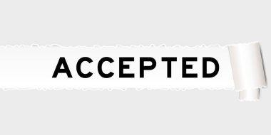 Yırtılmış gri kağıt arkaplanı sözcüğü yırtık bölümün altında kabul edilir