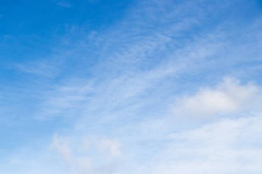 Beyaz bulutlu açık mavi gökyüzü