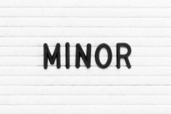黒文字で単語マイナー上ホワイトフェルトボード背景 — ストック写真