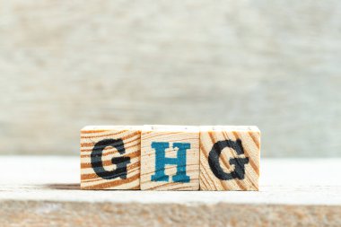 Tahta zemin üzerinde GHG (sera gazının kısaltması) harfli alfabe bloğu