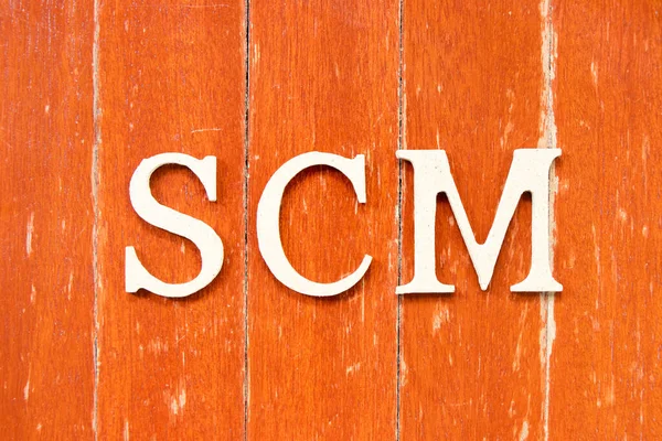アルファベット文字Scm サプライチェーン管理の省略 という単語の古い赤い色の木の板の背景 — ストック写真