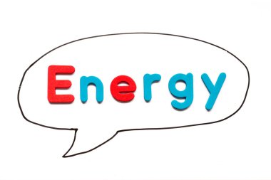 Beyaz tahta arka planında balon konuşması olarak siyah çizgili kelime enerjisi içeren alfabe harfi