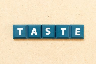 Tahta arka planda kelime tadında kiremit alfabesi harfi