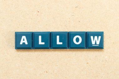 Kelimesi kelimesine döşeme alfabesi harfi Tahta arkaplanda izin ver