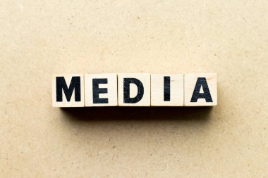 Tahta arkaplan üzerine kelime medyasında alfabe harf bloğu