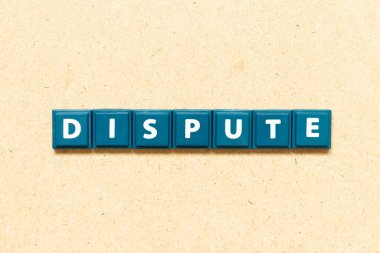 Ahşap zemin üzerinde kelime anlaşmazlığı ile harf döşeme