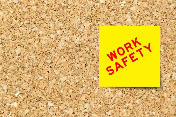 Κίτρινο Χαρτί Σημειώσεων Την Ασφάλεια Εργασίας Λέξης Στο Υπόβαθρο Πινάκων — Φωτογραφία Αρχείου