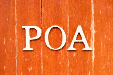 POA (Eylem Planının kısaltılmışı, vekaletname, ulaşılabilirlik süresi veya varışta ödenen para) eski kırmızı tahta arka planda alfabe harfi