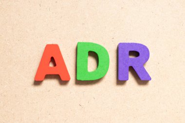 Ahşap zemin üzerinde ADR (ters uyuşturucu reaksiyonunun kısaltması) sözcüğündeki renk alfabesi harfi
