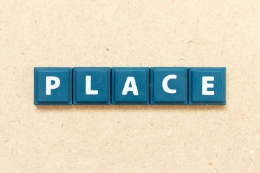 Ahşap arkaplanda kelime harfleriyle döşeme alfabesi